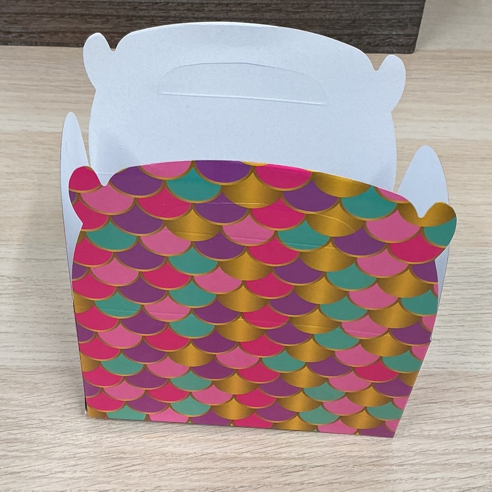 Vibrant Scallop Pattern Favor Box